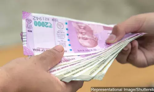 ரூபாய் நோட்டு வழியாக கோவிட்-19 பரவுமா? உறுதியான சான்றில்லை; ஆனால் முன்னெச்சரிக்கையாக இருங்கள் என்கின்றனர் நிபுணர்கள் ரூபாய் நோட்டு வழியாக கோவிட்-19 பரவுமா? உறுதியான சான்றில்லை; ஆனால் முன்னெச்சரிக்கையாக இருங்கள் என்கின்றனர் நிபுணர்கள்