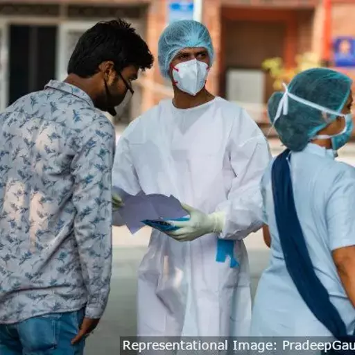 மாநில அரசுகளின் நடவடிக்கையால் ‘அதிகரித்த’ கோவிட் -19 சிகிச்சை கட்டணம் குறைப்பு