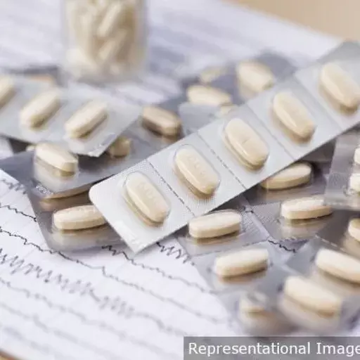 ஊரடங்கில் கறுப்புச்சந்தைகள் பெருகும் நிலையில் உயிர் காக்கும் மருந்துகளை பெற குடும்பங்கள் போராடுகின்றன ஊரடங்கில் கறுப்புச்சந்தைகள் பெருகும் நிலையில் உயிர் காக்கும் மருந்துகளை பெற குடும்பங்கள் போராடுகின்றன