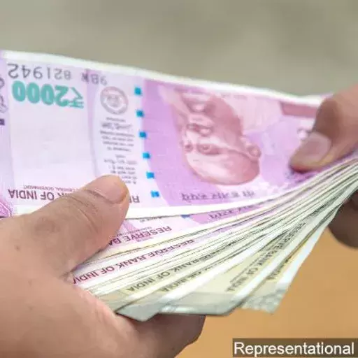 ரூபாய் நோட்டு வழியாக கோவிட்-19 பரவுமா? உறுதியான சான்றில்லை; ஆனால் முன்னெச்சரிக்கையாக இருங்கள் என்கின்றனர் நிபுணர்கள் ரூபாய் நோட்டு வழியாக கோவிட்-19 பரவுமா? உறுதியான சான்றில்லை; ஆனால் முன்னெச்சரிக்கையாக இருங்கள் என்கின்றனர் நிபுணர்கள்